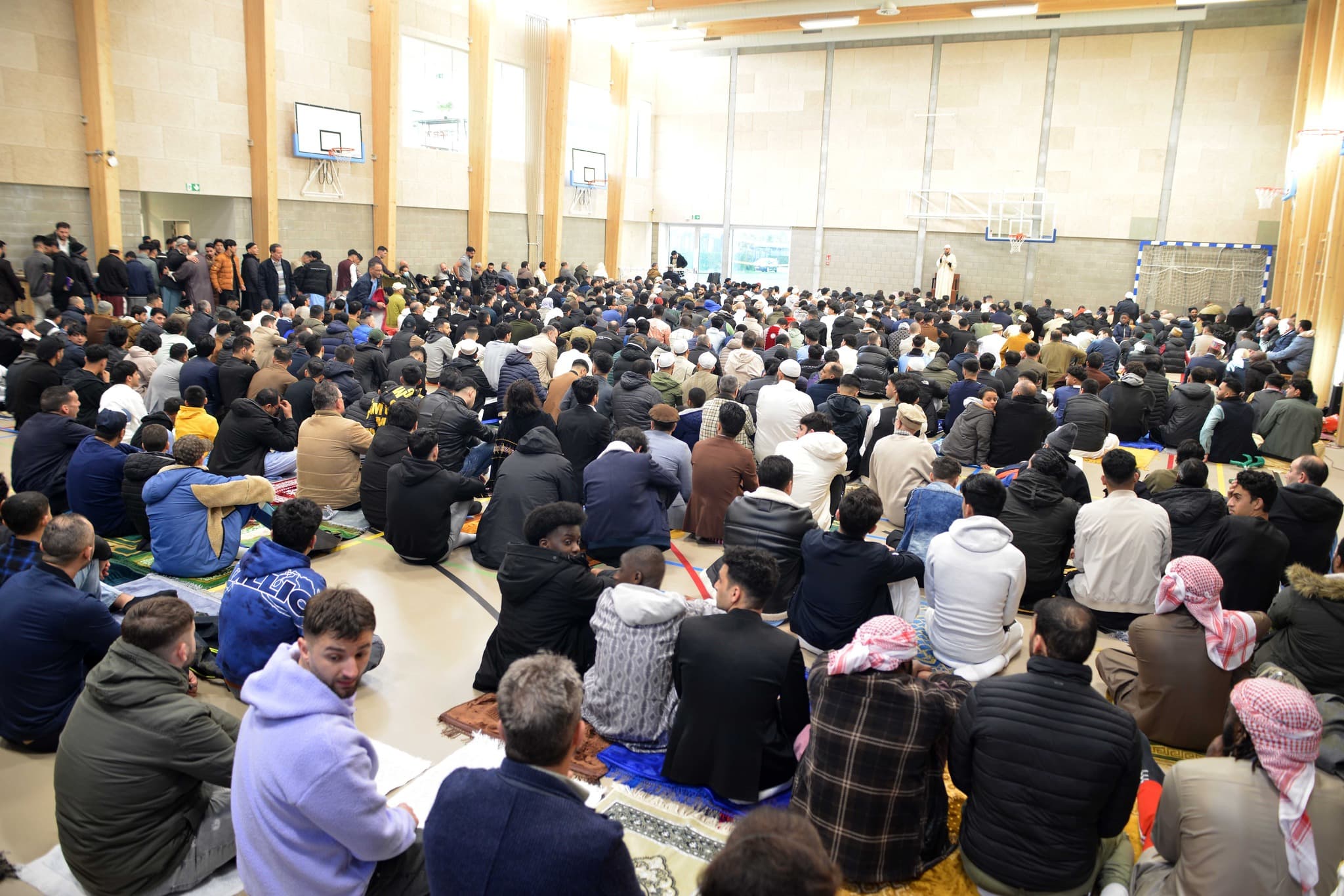 Eid gebed in het nieuwe gebouw.