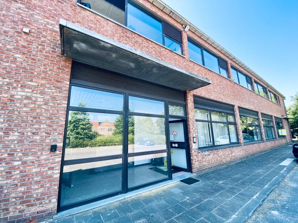 Nieuw gebouw met parking.